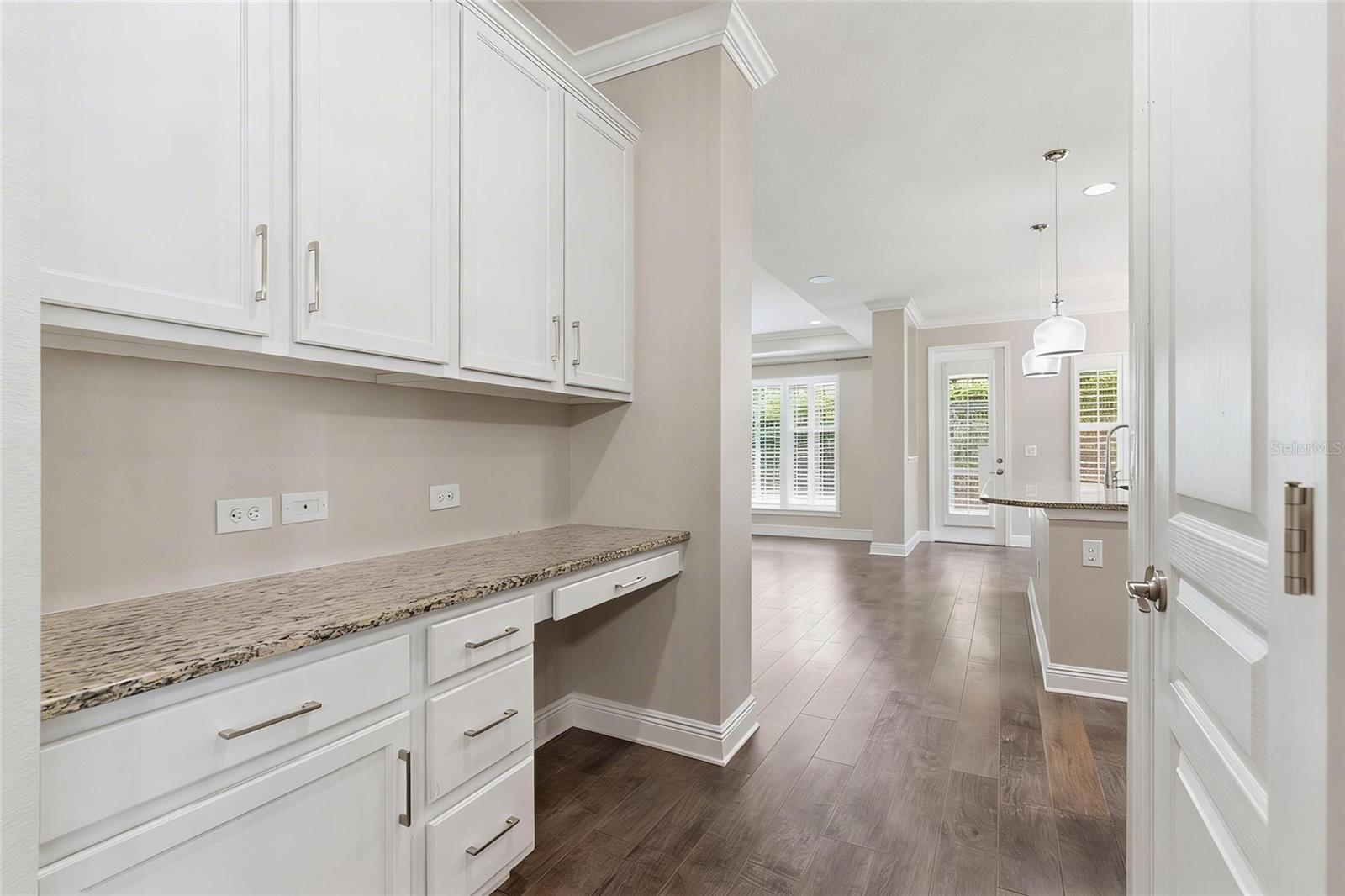 Listing photo id 7 for 7017 Artesian Court