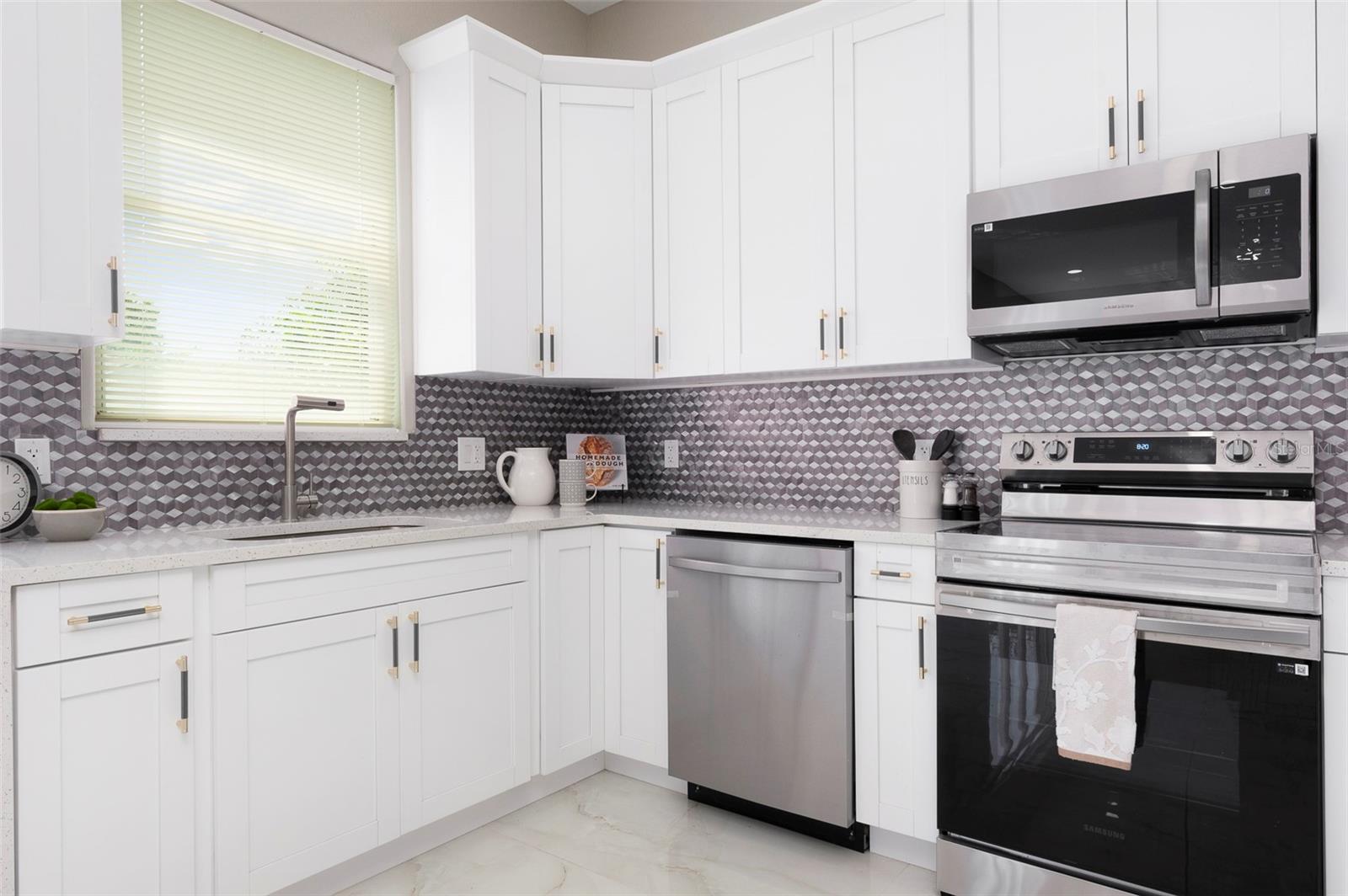 Listing photo id 10 for 2306 Colusa Lane