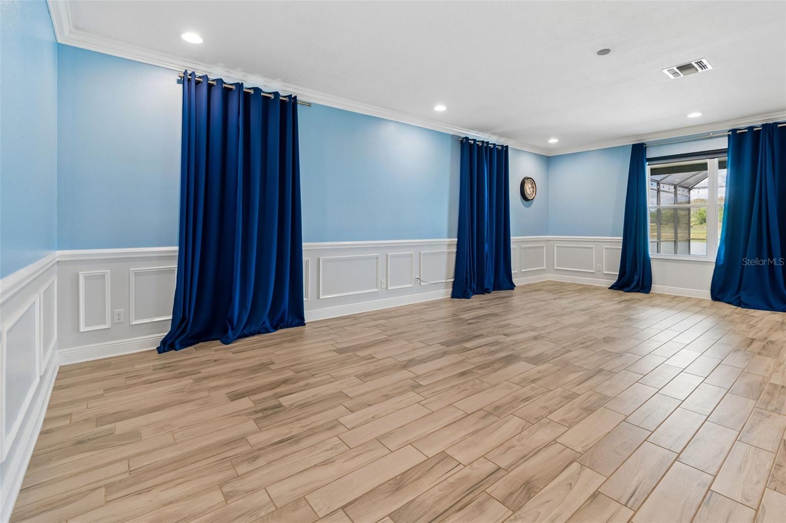 Listing photo id 17 for 10316 Clover Pine Drive