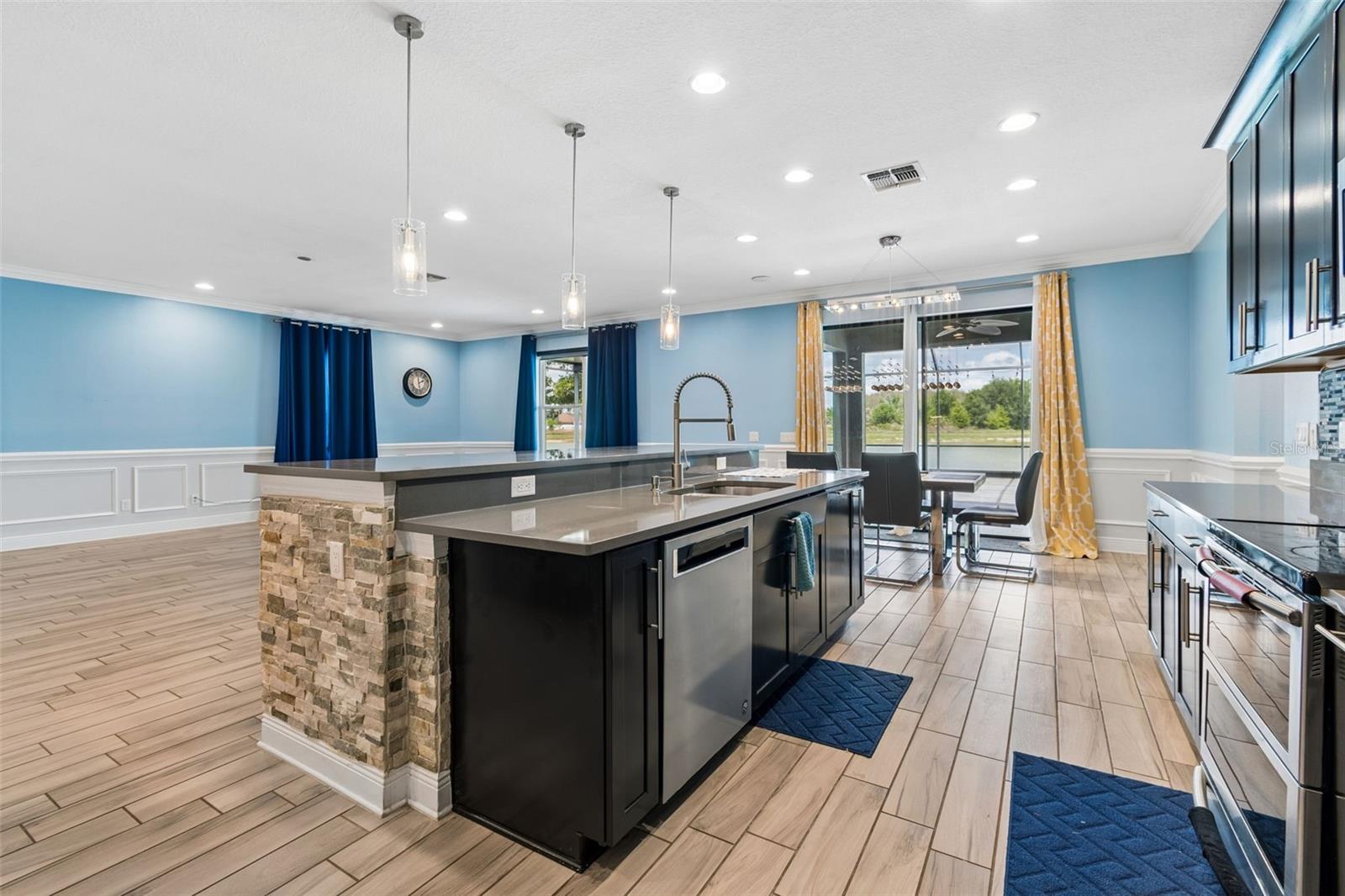 Listing photo id 25 for 10316 Clover Pine Drive