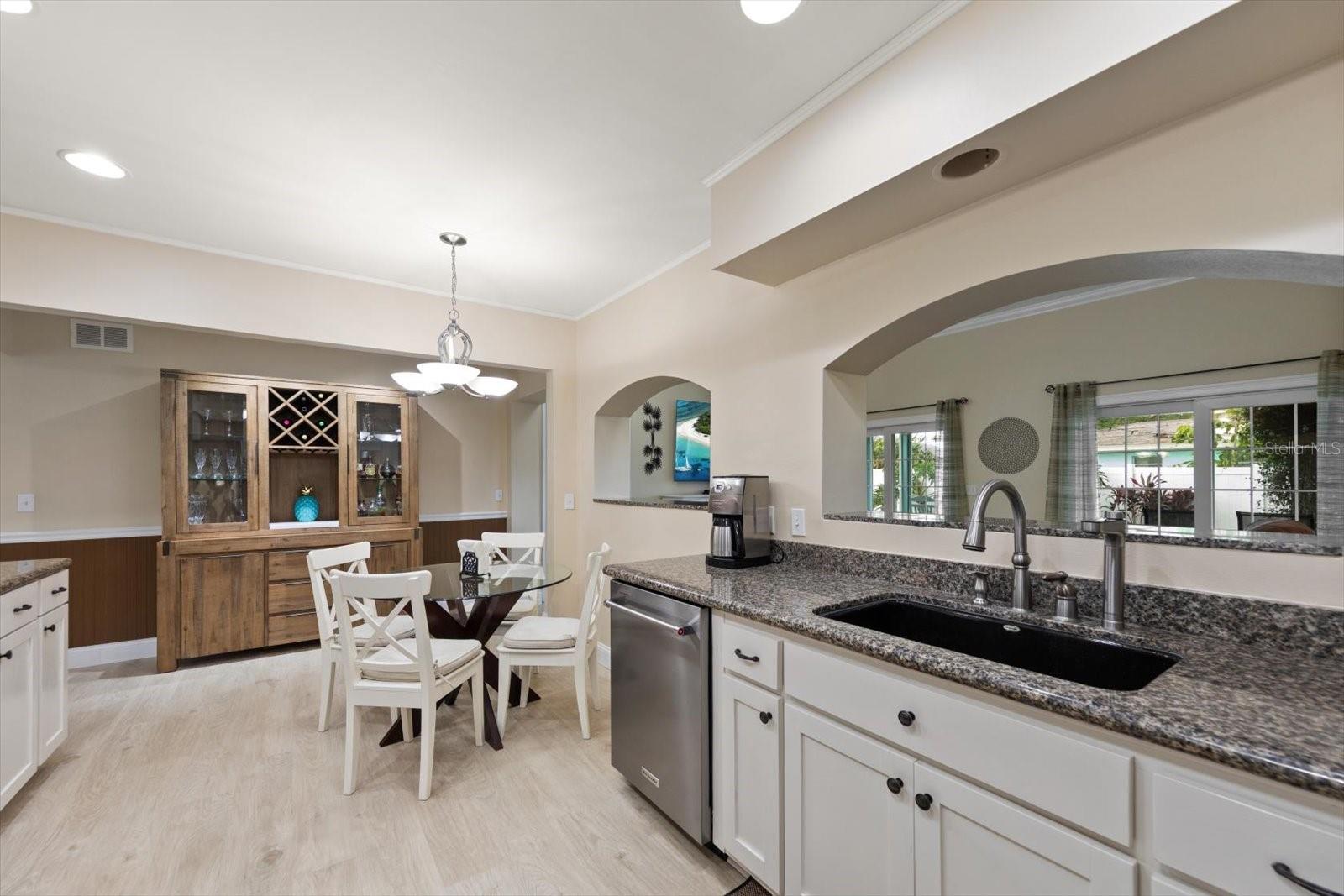 Listing photo id 9 for 2139 Lanai Avenue