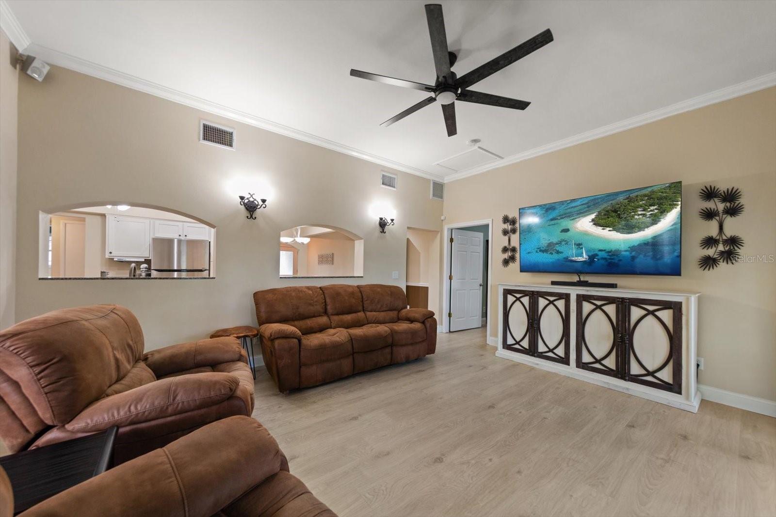 Listing photo id 11 for 2139 Lanai Avenue