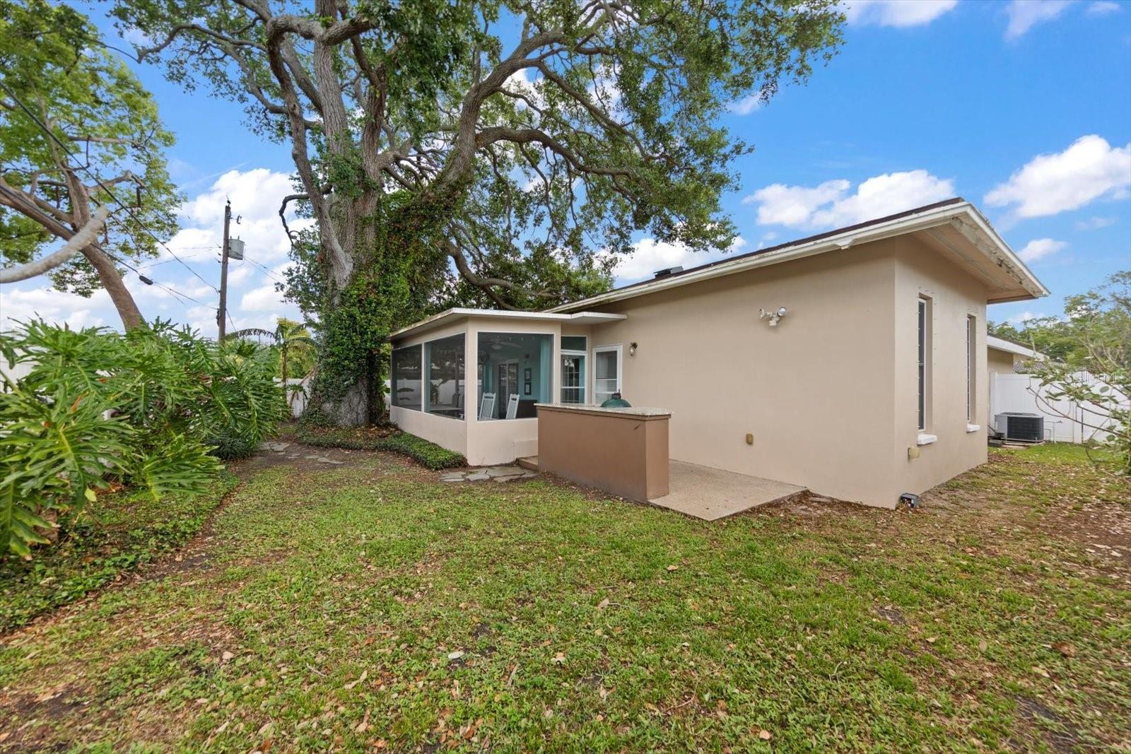 Listing photo id 27 for 2139 Lanai Avenue
