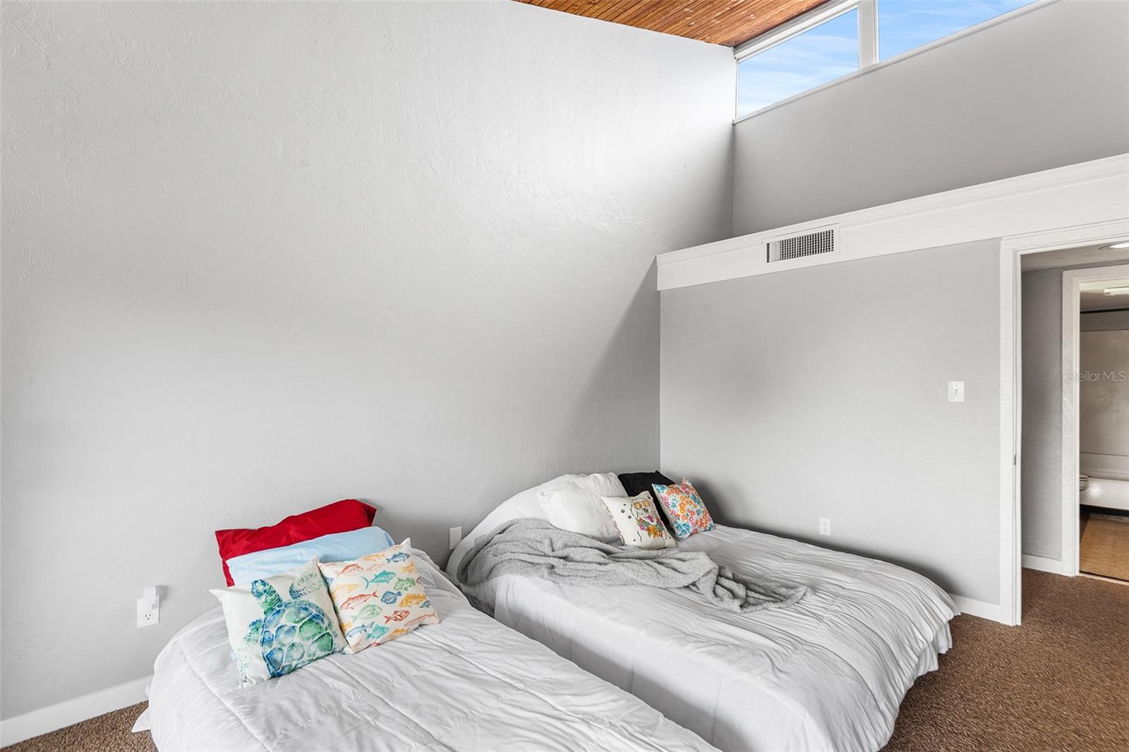 Image 17 of 22 For 2115 Corner Lake Drive E