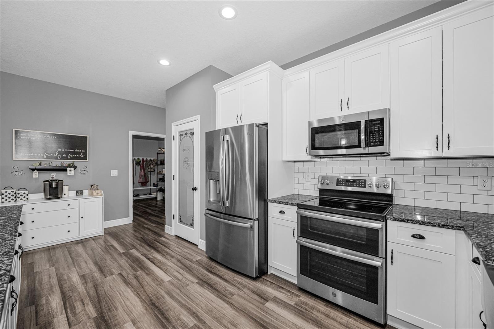 Listing photo id 8 for 15747 Sago Drive