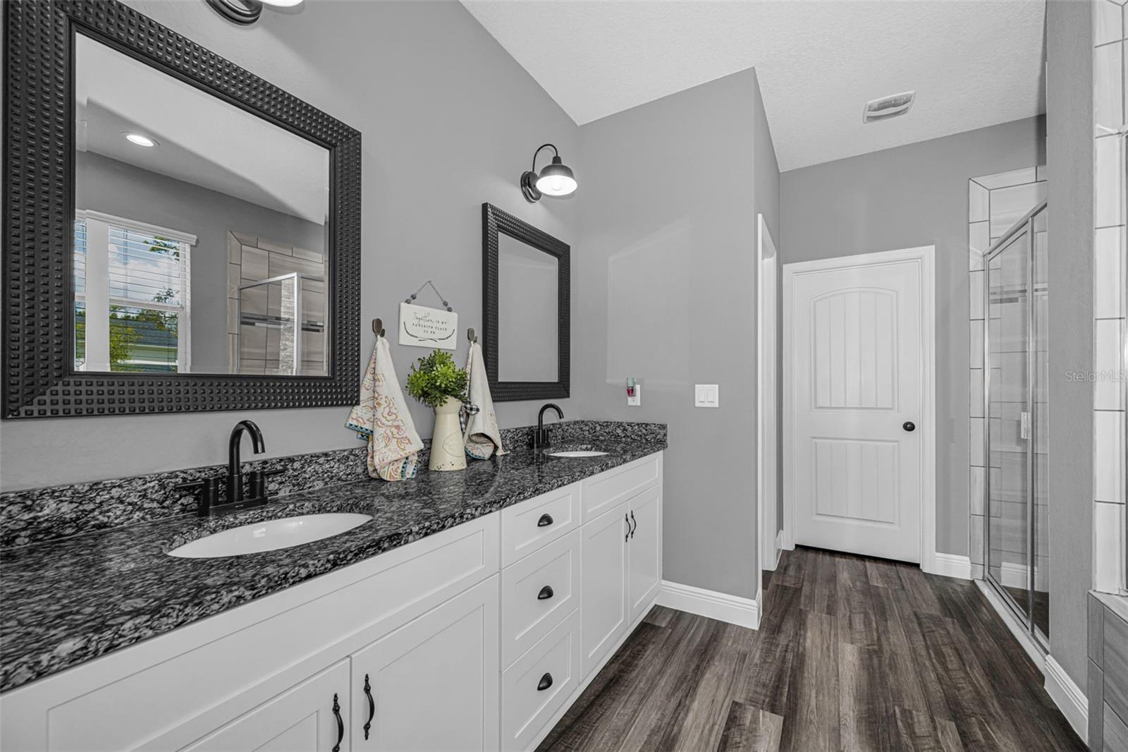 Listing photo id 14 for 15747 Sago Drive