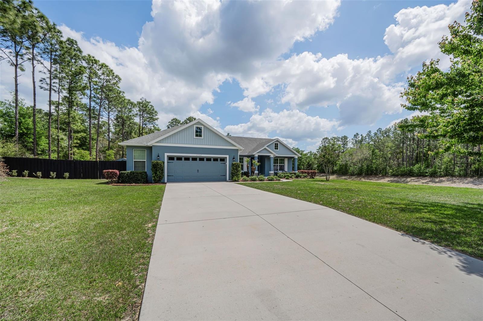 Listing photo id 3 for 15747 Sago Drive