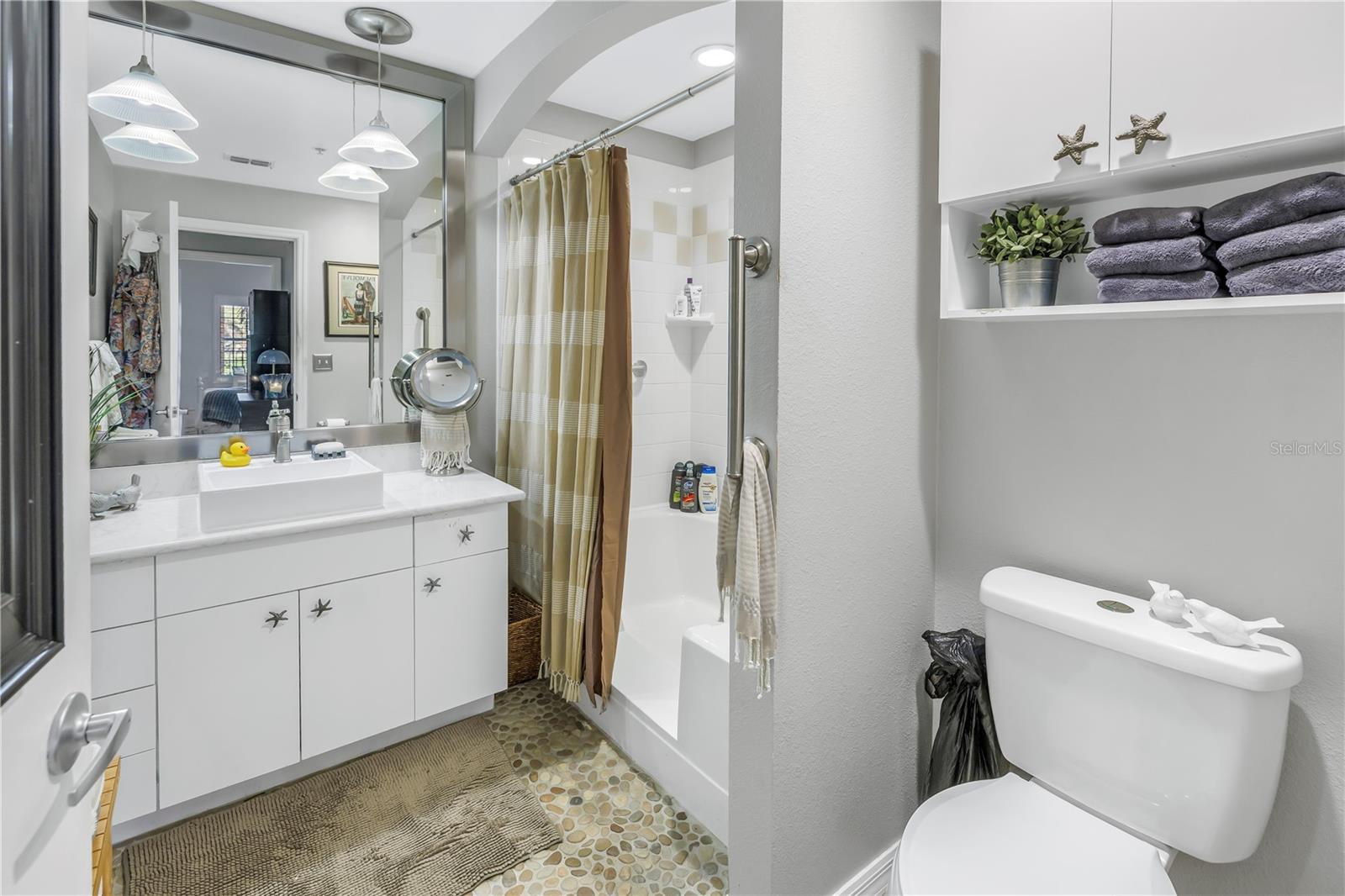 Image 13 of 86 For 100 4th Avenue S 207