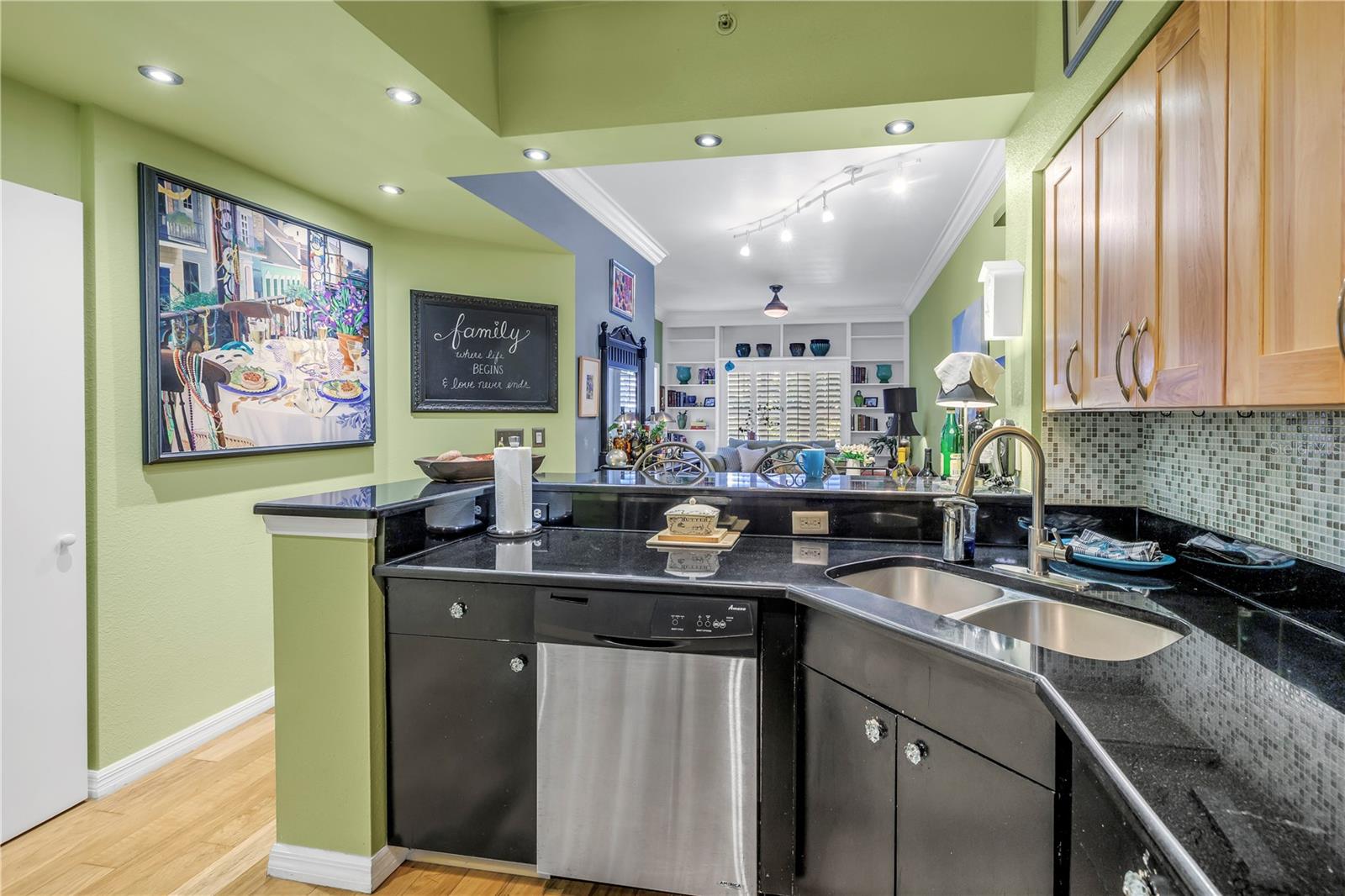 Image 18 of 86 For 100 4th Avenue S 207