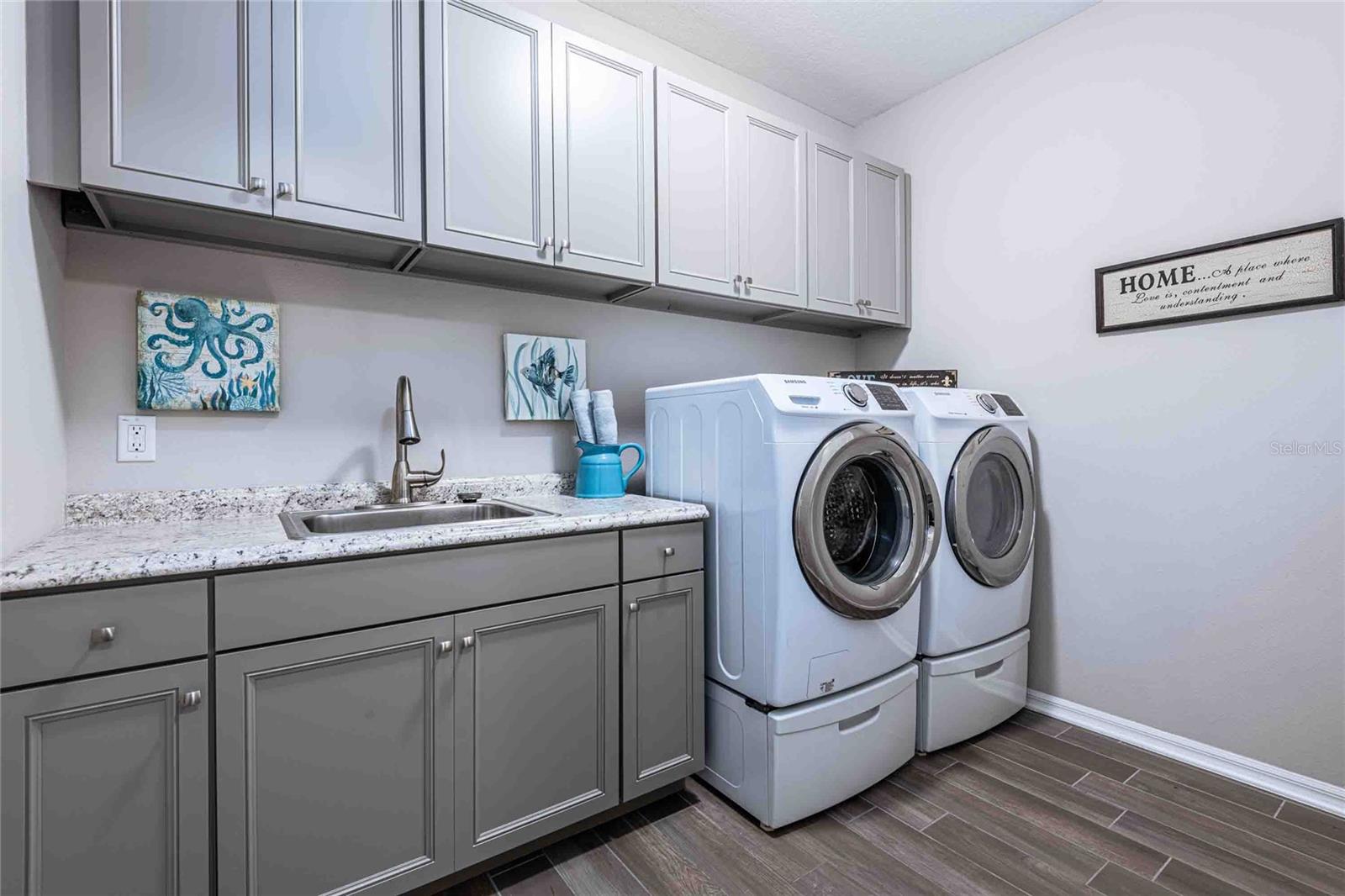 Listing photo id 15 for 8306 Bluevine Sky Drive