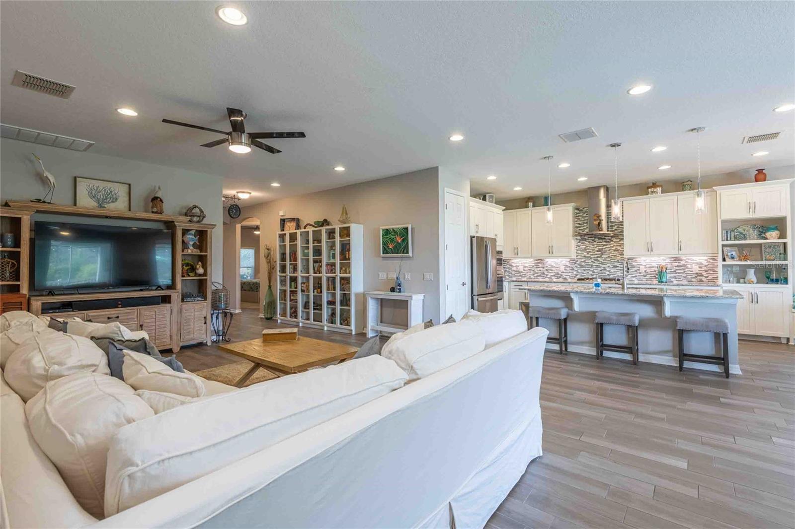 Listing photo id 21 for 8306 Bluevine Sky Drive