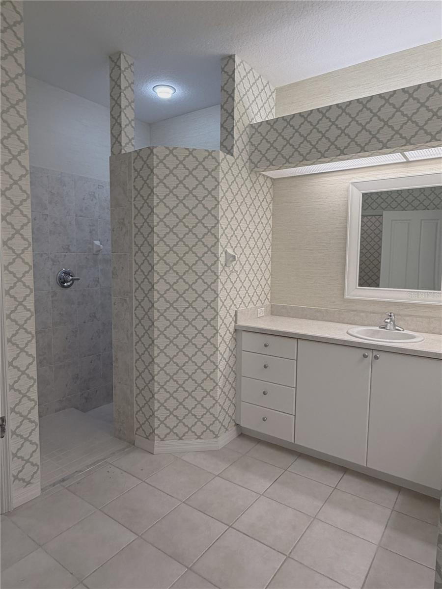 Image 10 of 21 For 13 Oak Village Boulevard S