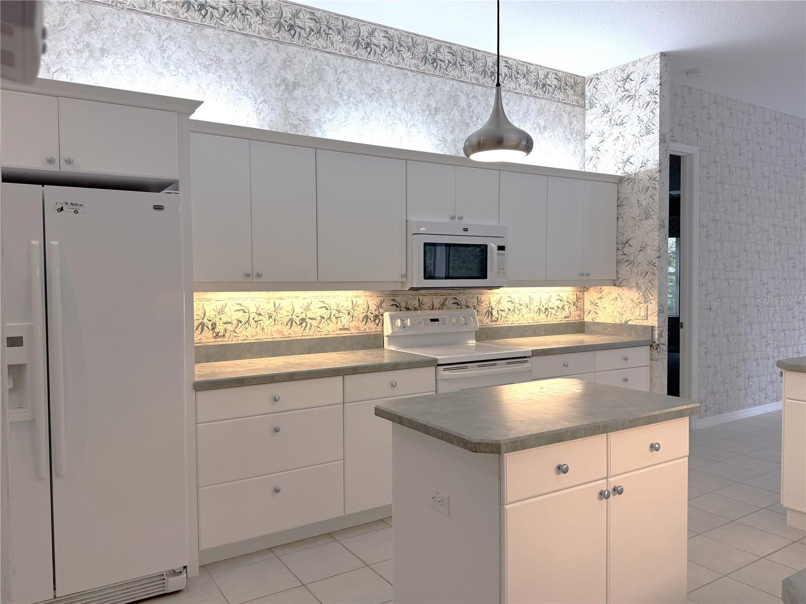 Image 4 of 21 For 13 Oak Village Boulevard S