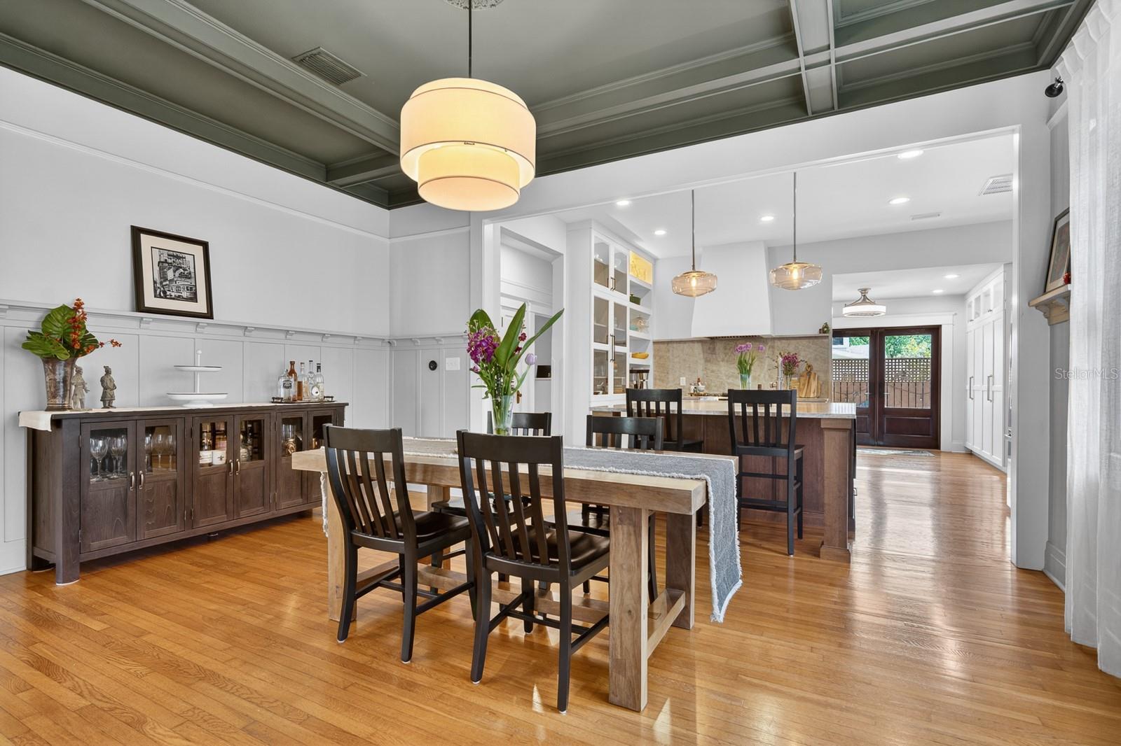 Listing photo id 8 for 718 Boulevard