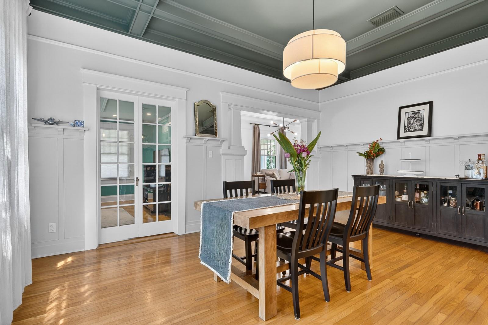 Listing photo id 11 for 718 Boulevard