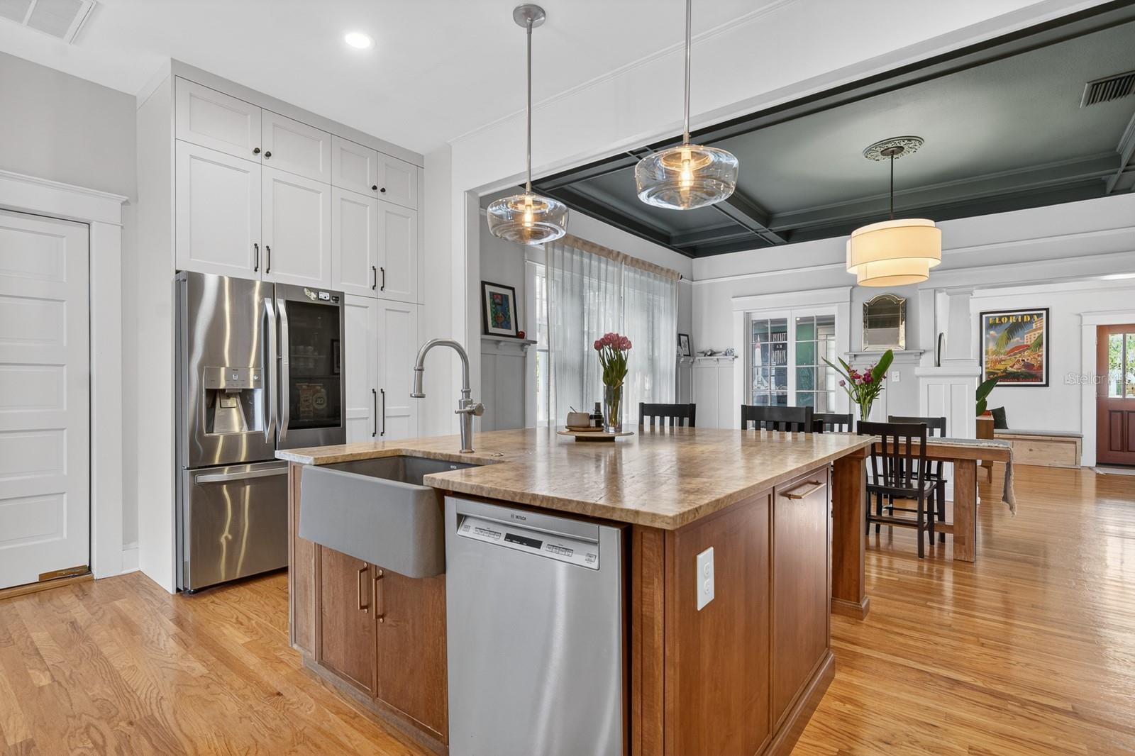 Listing photo id 12 for 718 Boulevard