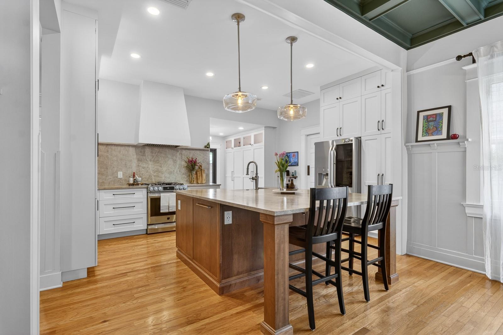 Listing photo id 13 for 718 Boulevard