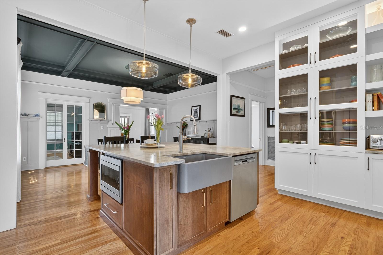 Listing photo id 14 for 718 Boulevard