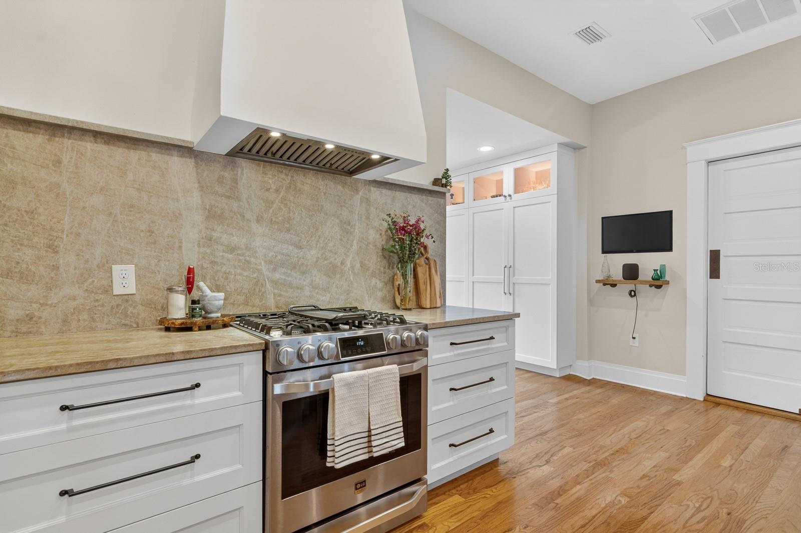 Listing photo id 15 for 718 Boulevard