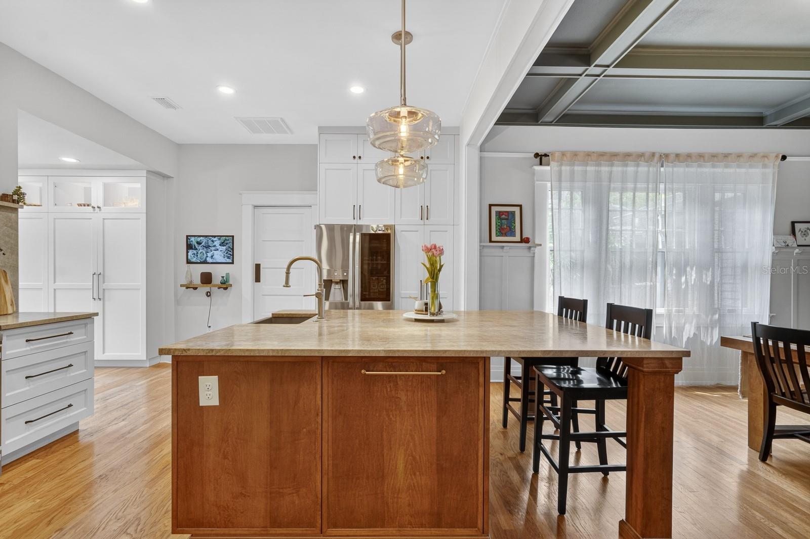 Listing photo id 16 for 718 Boulevard