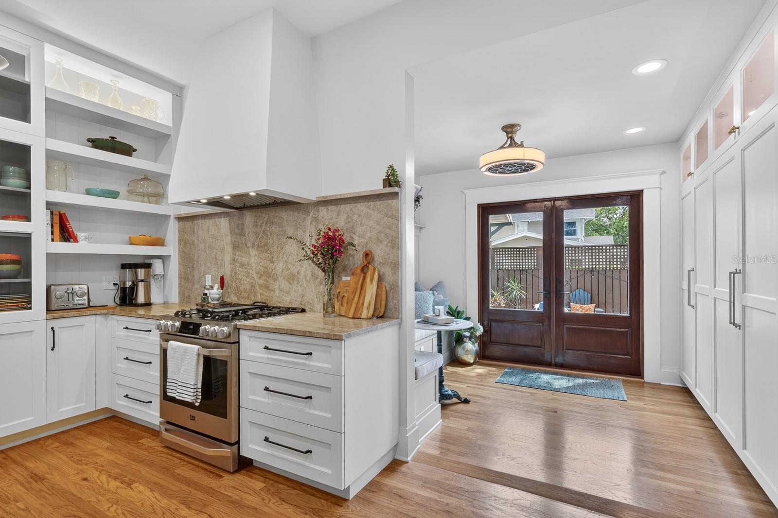 Listing photo id 18 for 718 Boulevard