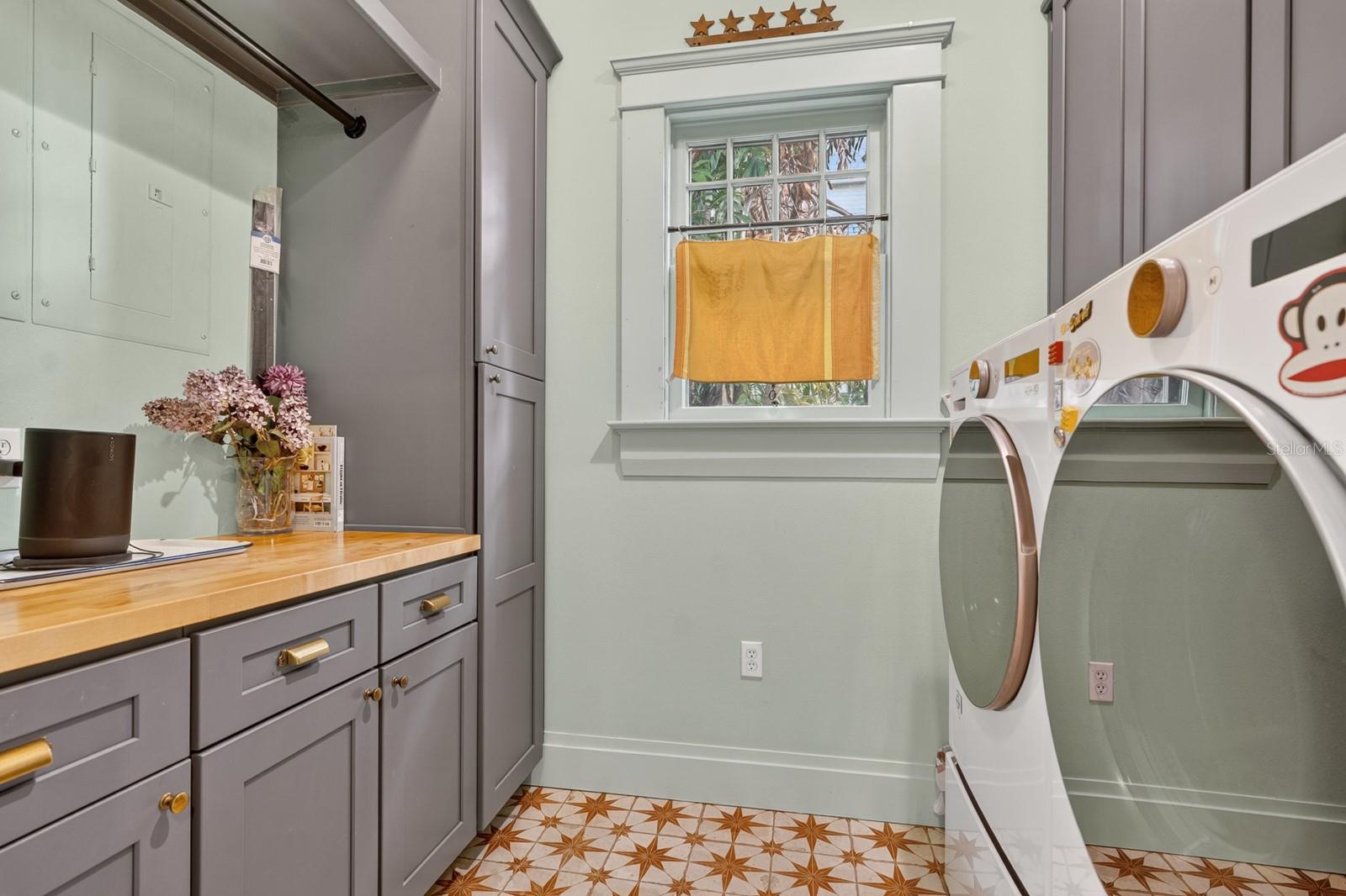 Listing photo id 22 for 718 Boulevard