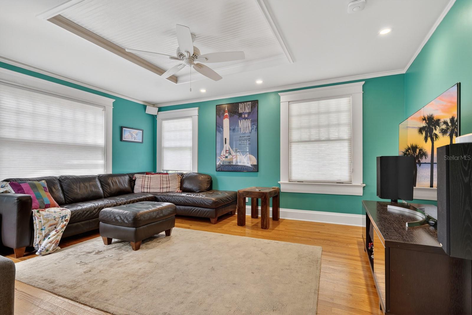 Listing photo id 24 for 718 Boulevard