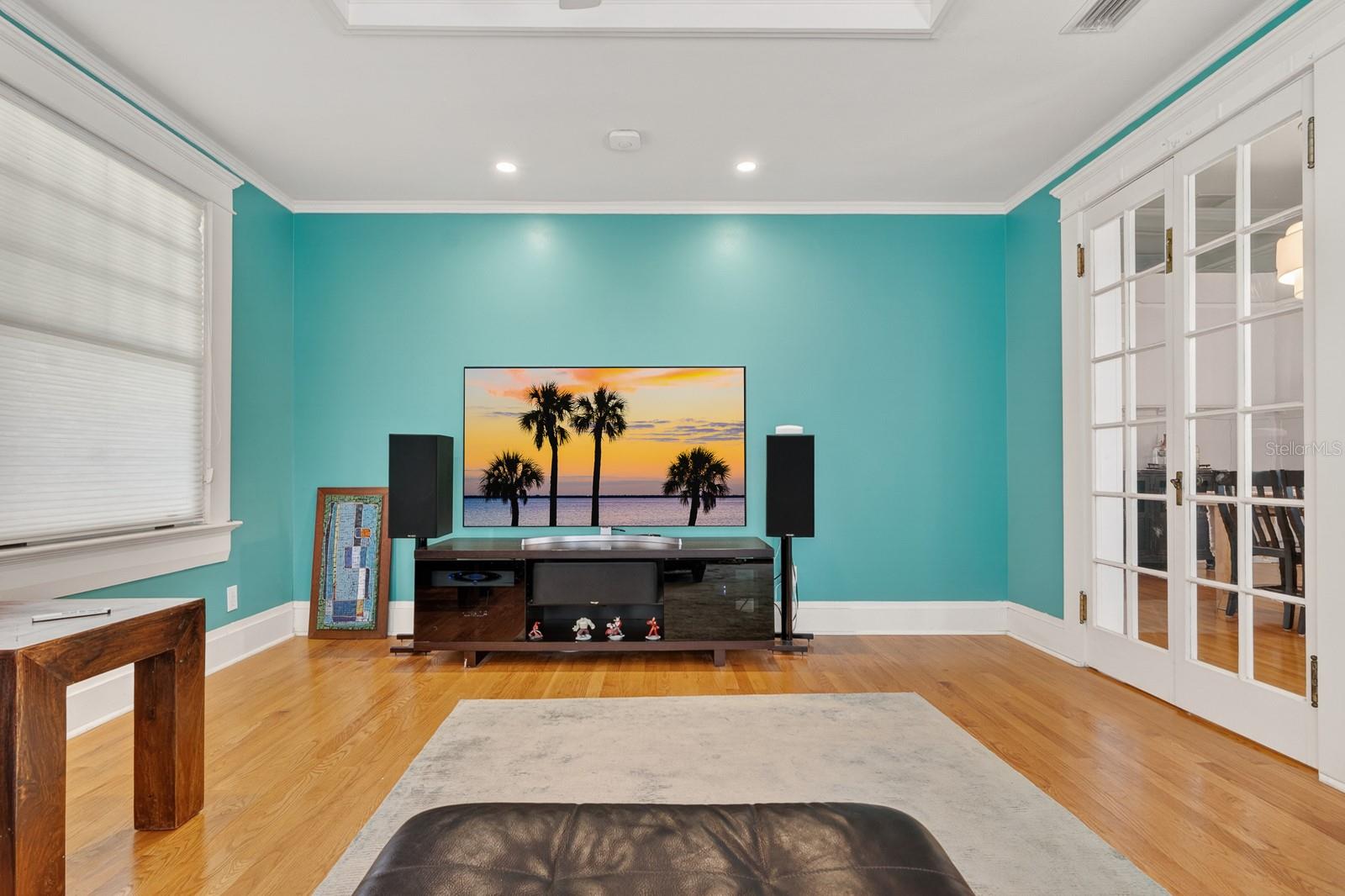 Listing photo id 26 for 718 Boulevard