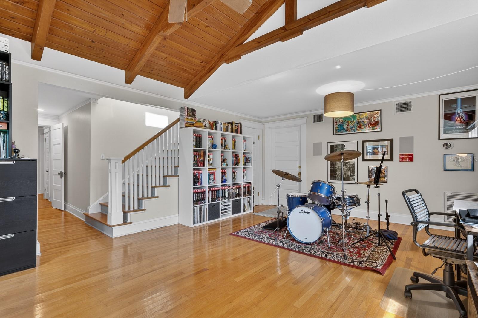 Listing photo id 27 for 718 Boulevard