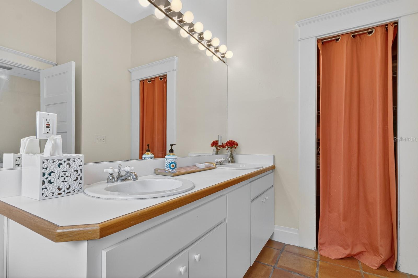 Listing photo id 35 for 718 Boulevard