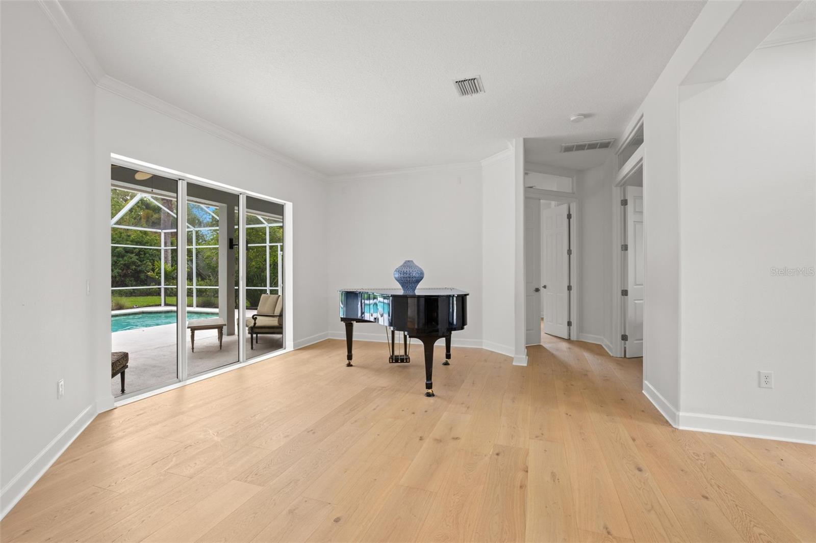 Listing photo id 8 for 3692 Johnathon Avenue