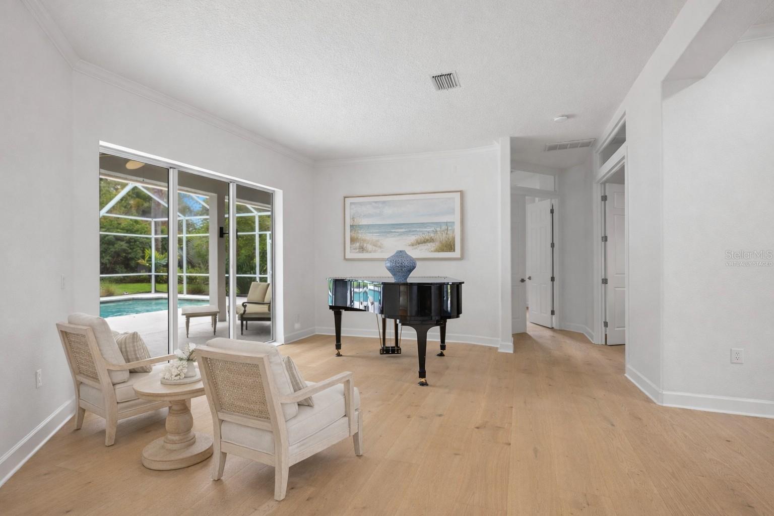 Listing photo id 9 for 3692 Johnathon Avenue