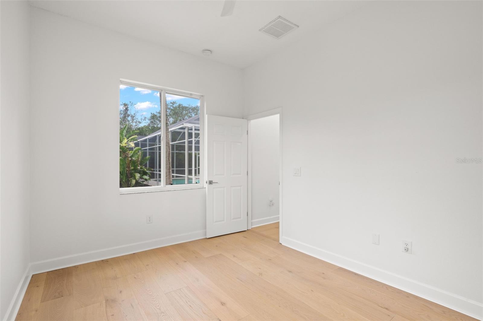 Listing photo id 27 for 3692 Johnathon Avenue