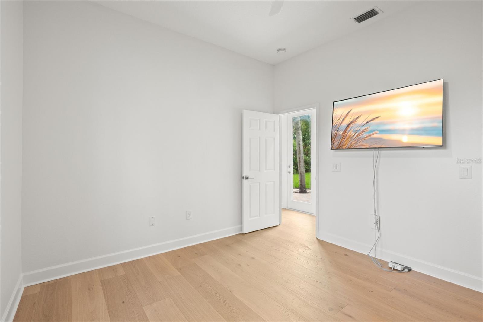 Listing photo id 31 for 3692 Johnathon Avenue