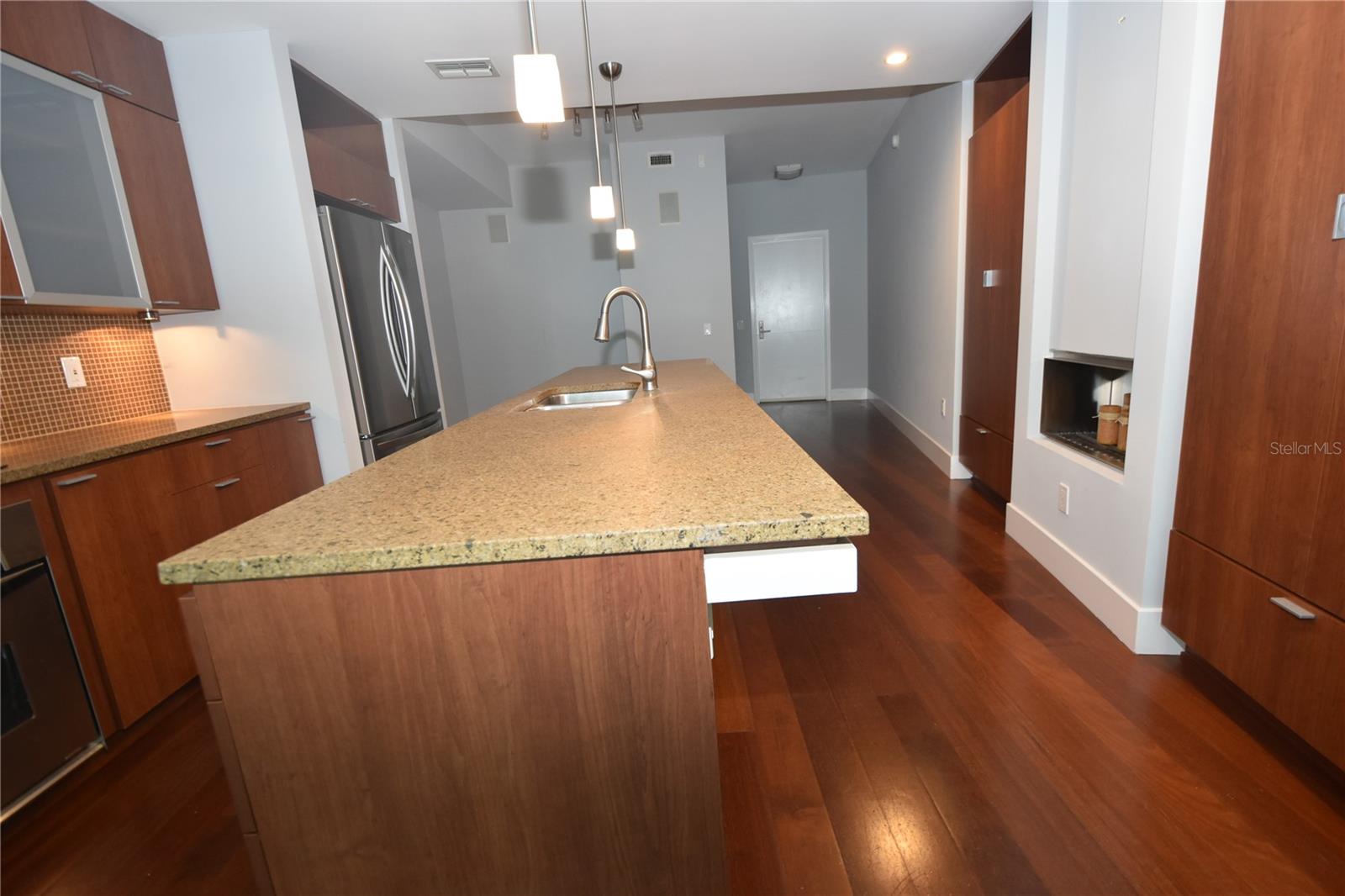 Listing photo id 2 for 111 12th Street 1519