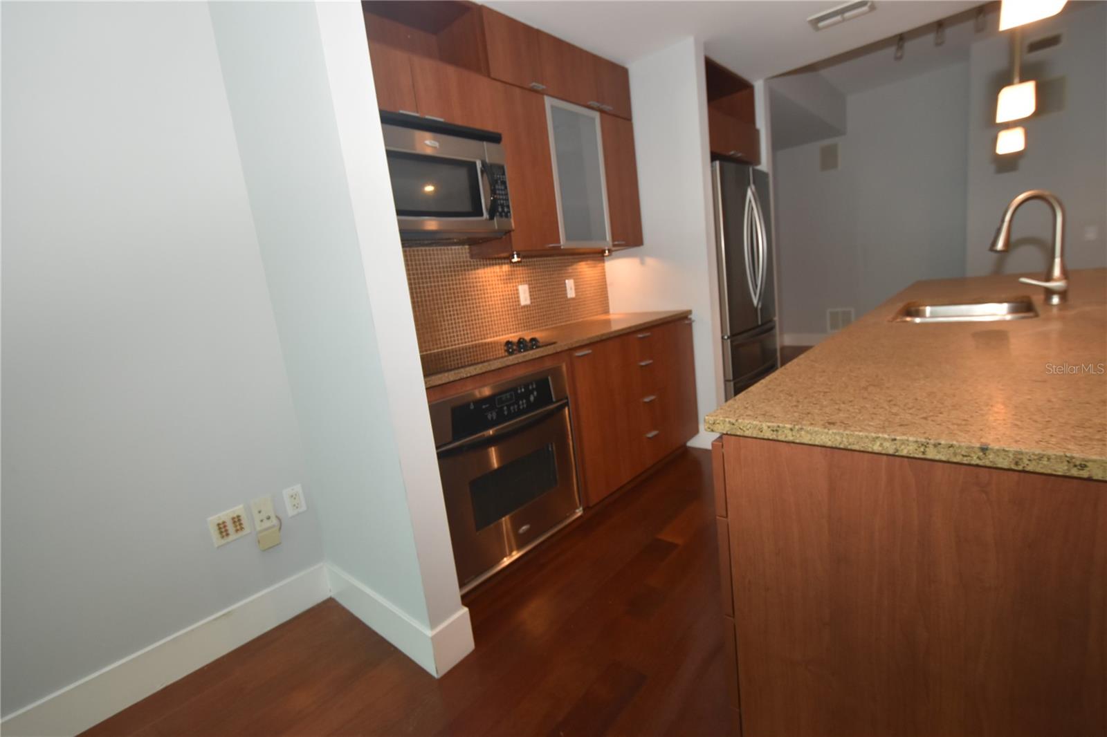 Listing photo id 3 for 111 12th Street 1519