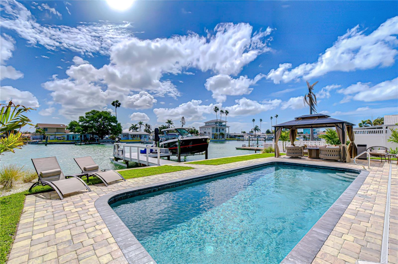 Listing photo id 1 for 728 Pruitt Drive