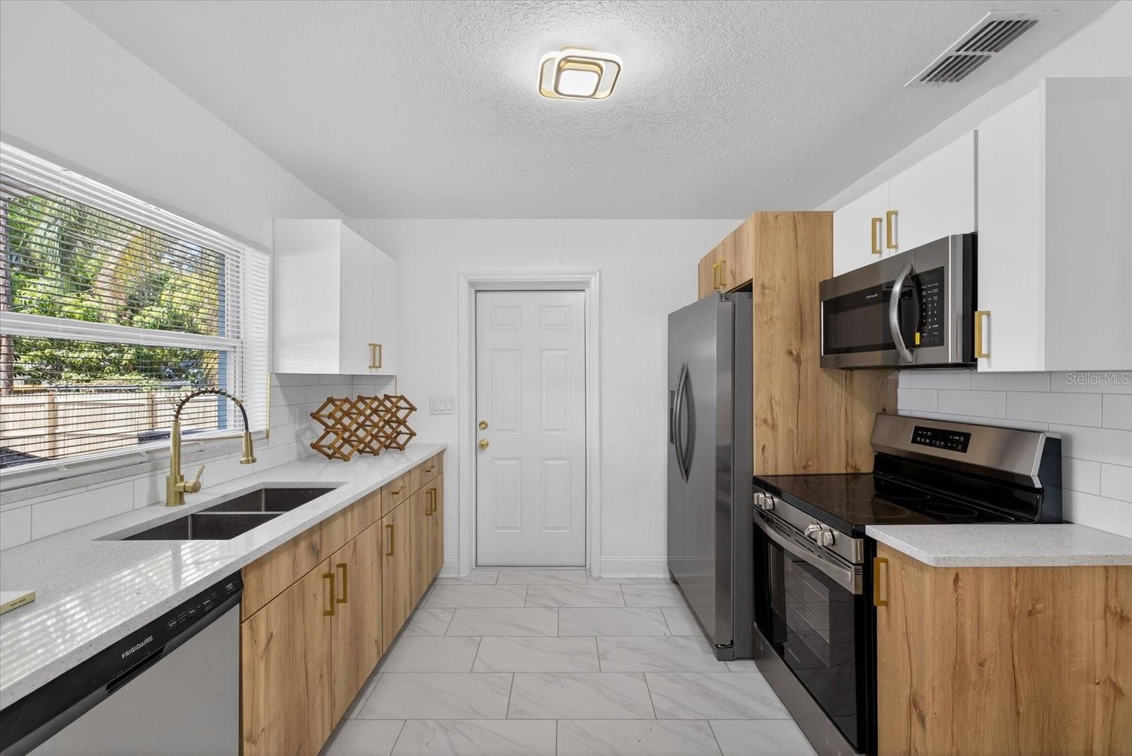 Image 12 of 29 For 712 Crest Avenue