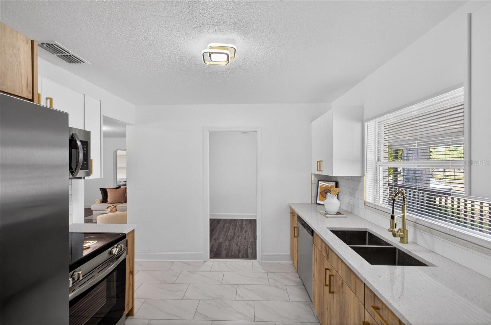 Image 13 of 29 For 712 Crest Avenue