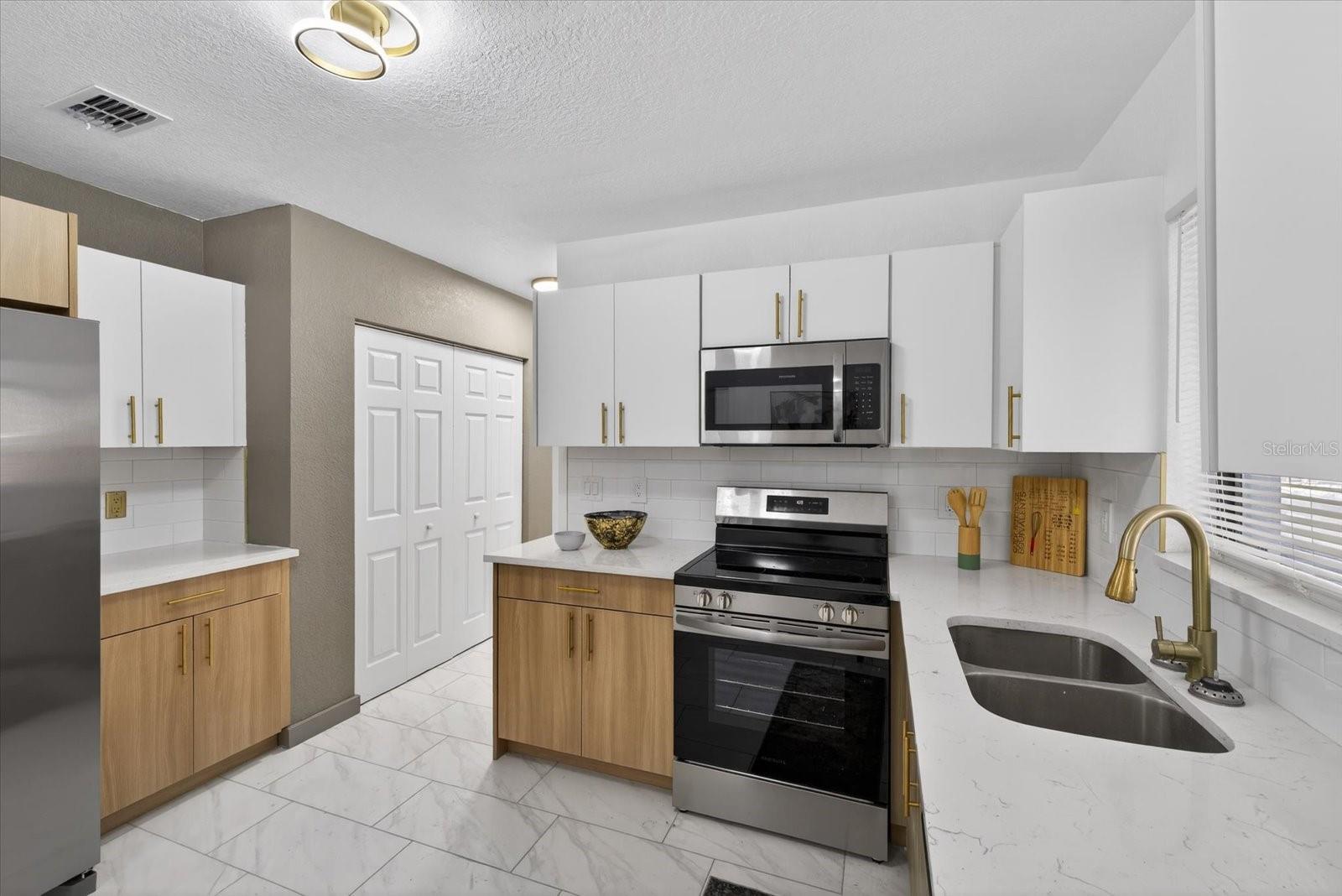 Image 12 of 36 For 1465 Parkwood Street