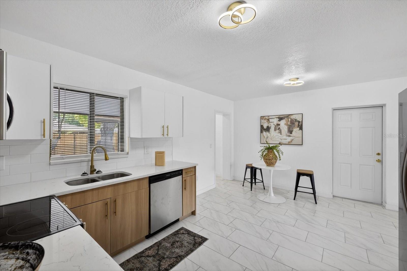 Image 13 of 36 For 1465 Parkwood Street