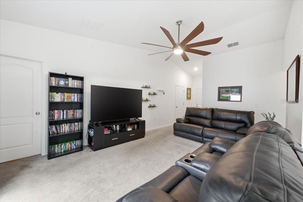 Listing photo id 12 for 7452 Wabash Trail