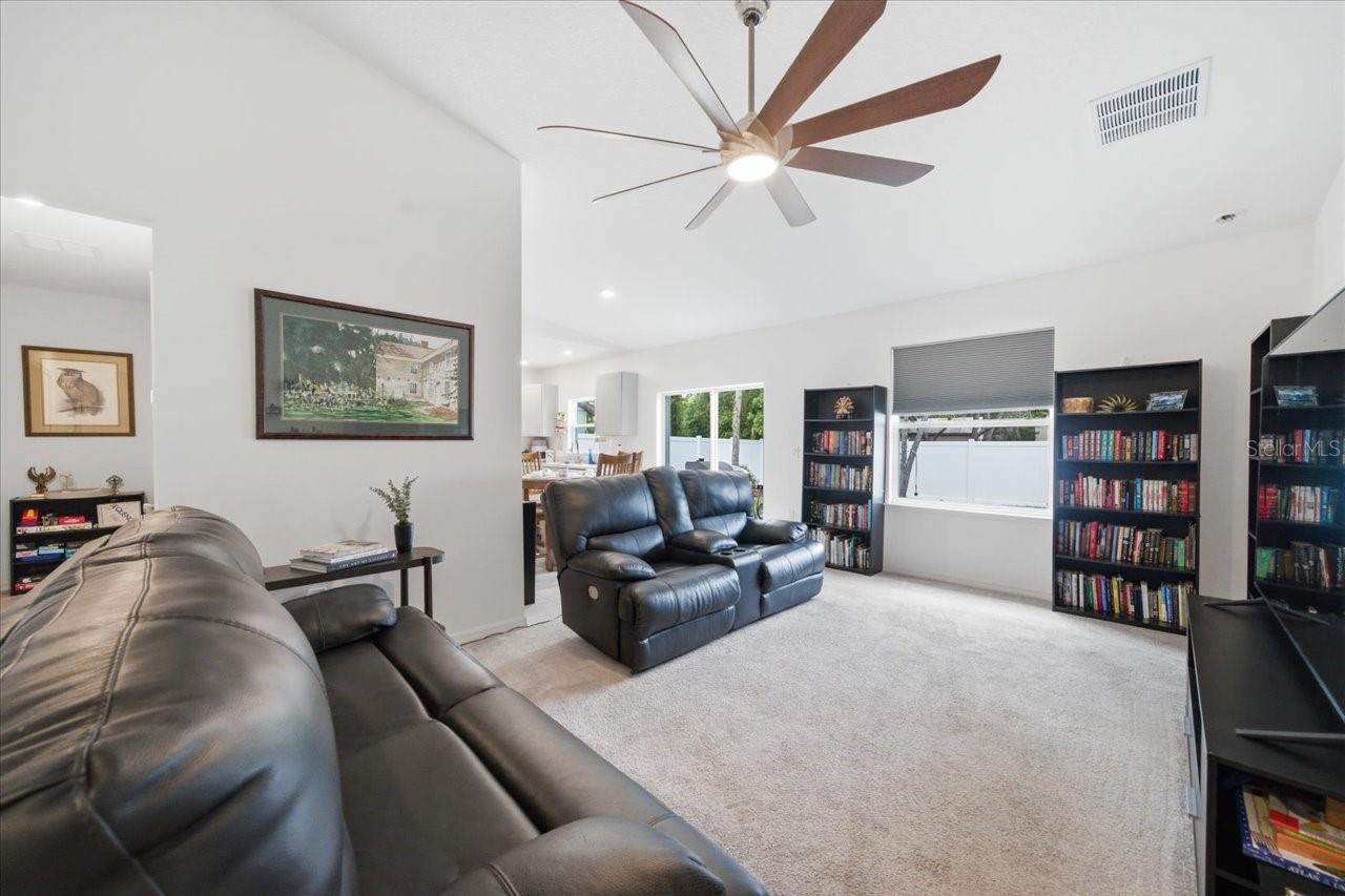 Listing photo id 13 for 7452 Wabash Trail