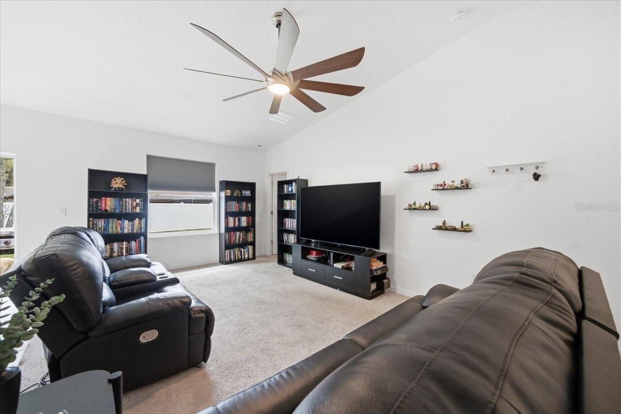 Listing photo id 14 for 7452 Wabash Trail