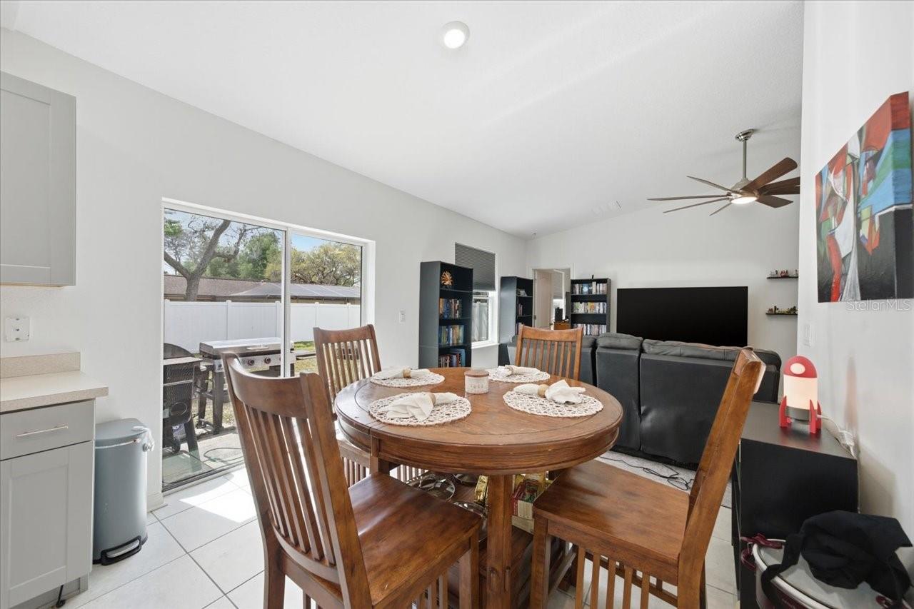 Listing photo id 16 for 7452 Wabash Trail