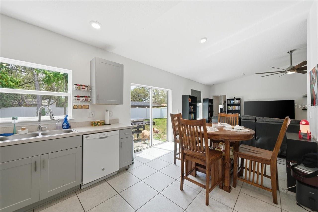 Listing photo id 23 for 7452 Wabash Trail