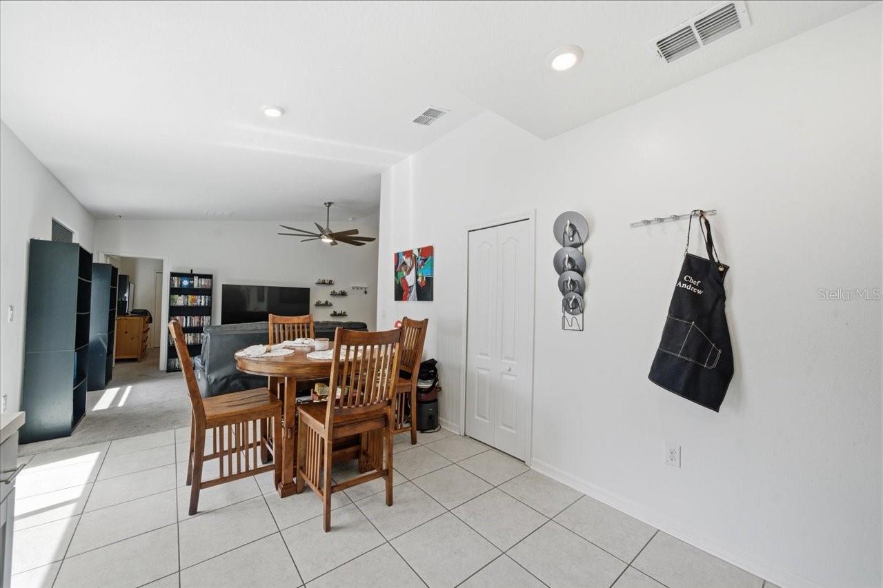 Listing photo id 24 for 7452 Wabash Trail