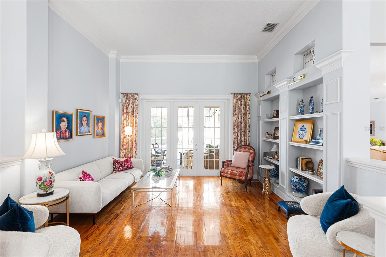 Listing photo id 9 for 902 Hanover Way