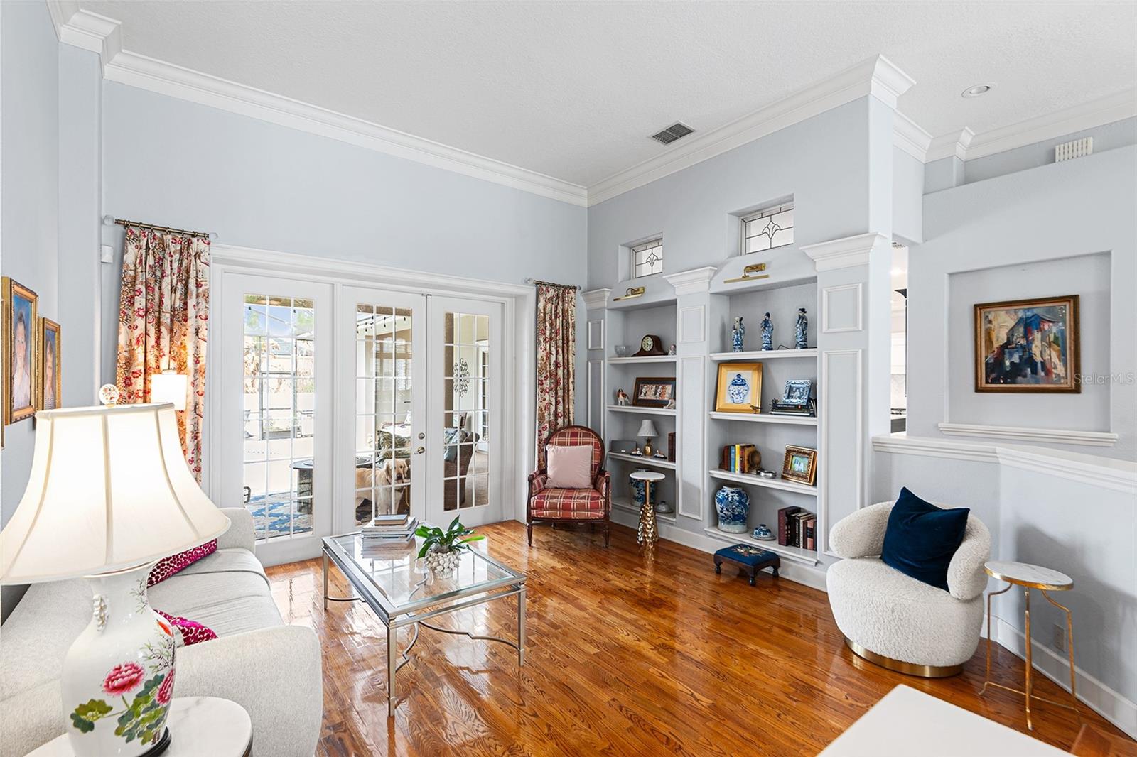 Listing photo id 10 for 902 Hanover Way