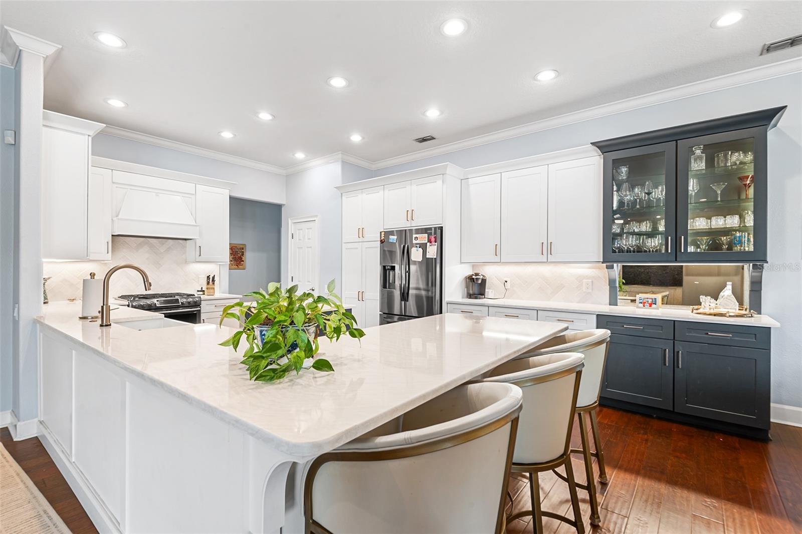 Listing photo id 17 for 902 Hanover Way